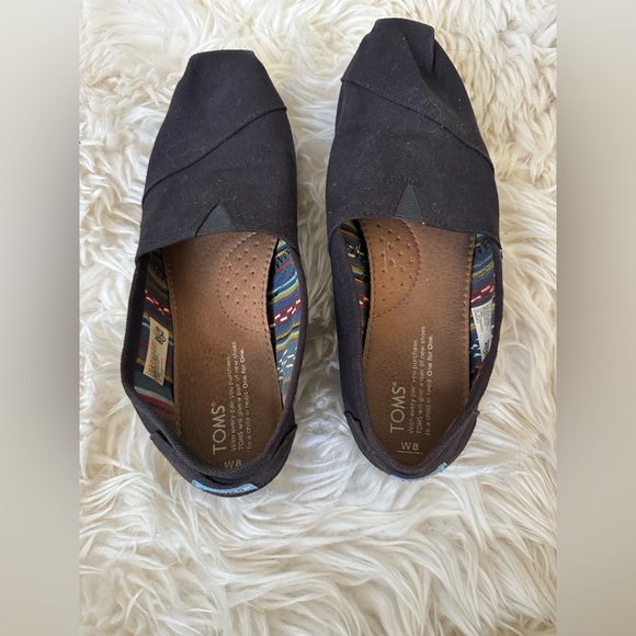 TOMS Black Slip-On Shoes. Size 8W. - Picture 3 of 8